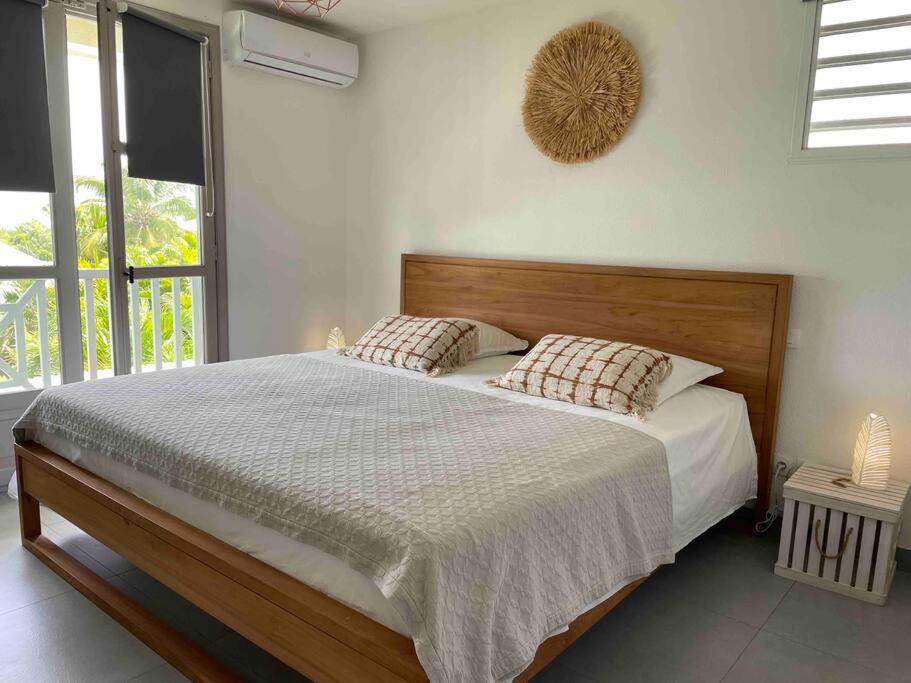 - une chambre avec un grand lit et 2 oreillers dans l'établissement Orient Bay Villa, à La Baie-Orientale