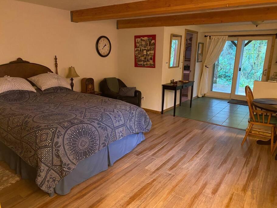 Serene Forest Retreat with Sauna, Close to Downtown, Portland (updated