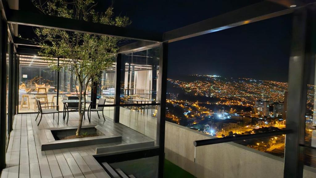 Blick auf die Stadt in der Nacht von einem Gebäude in der Unterkunft Departamento nuevo 1D1B estacionamiento privado gratis in Viña del Mar