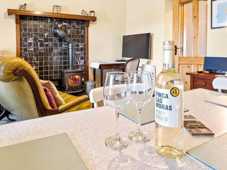 TV a/nebo společenská místnost v ubytování Flaherty Cottage eco