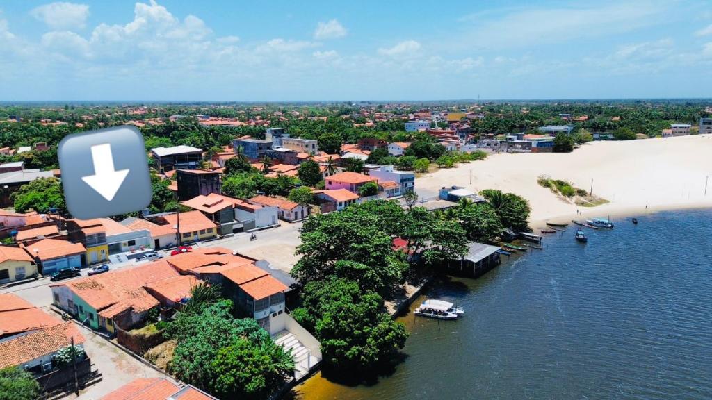 une vue aérienne sur une ville avec un grand panneau de pommiers dans l'établissement Bangalô Dunas, à Barreirinhas
