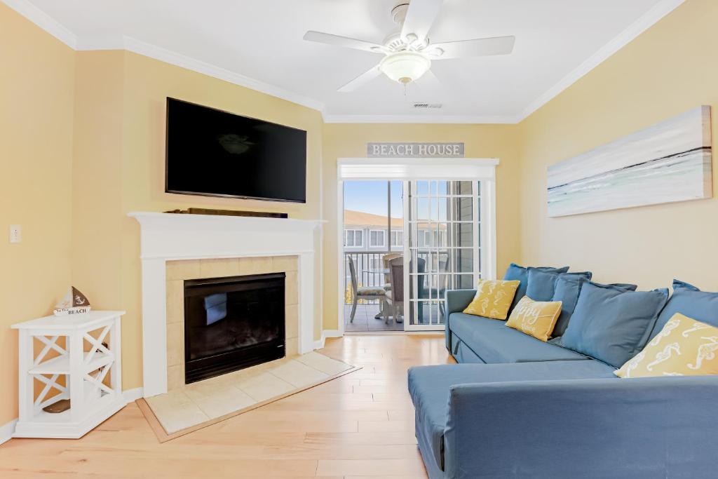 TV a/nebo společenská místnost v ubytování Bayside Resort -31568 Winterberry Pkwy. #305