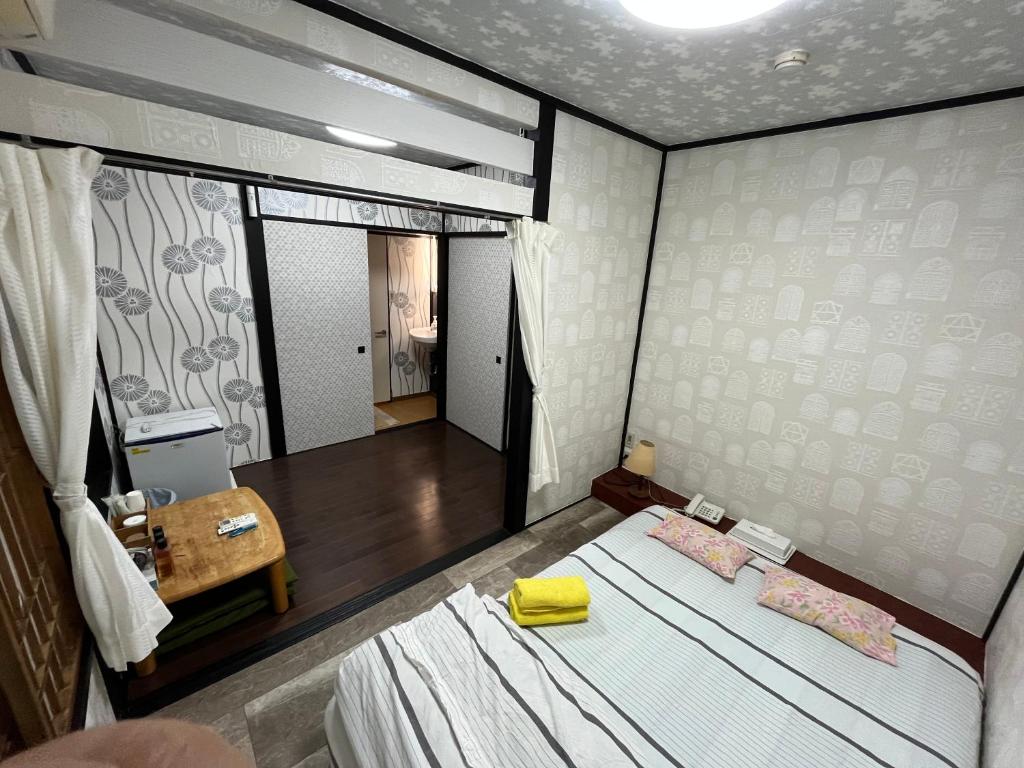 Postel nebo postele na pokoji v ubytování Lucky Hotel