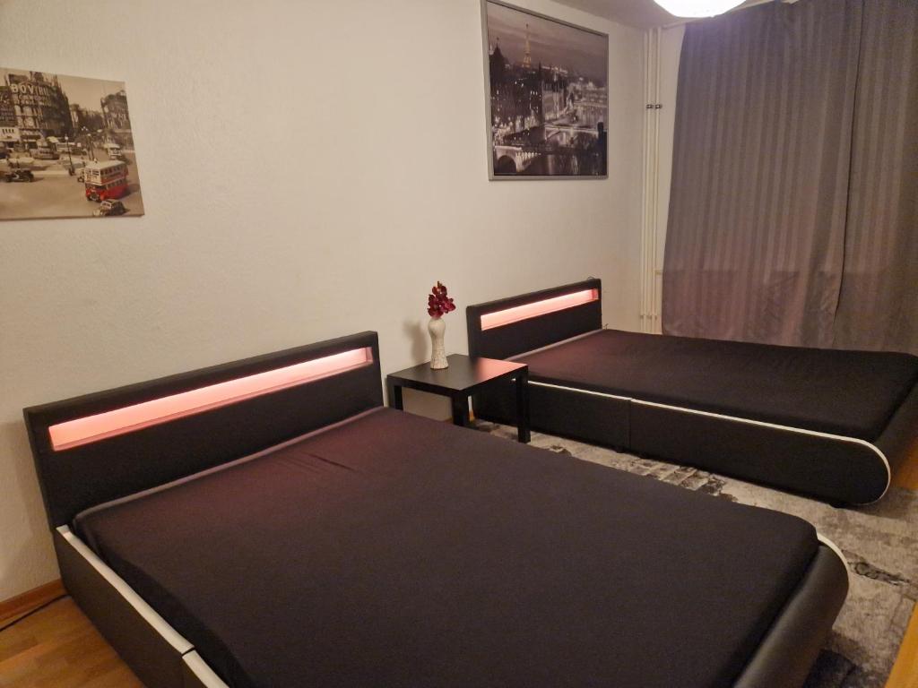 Vuode tai vuoteita majoituspaikassa Schöne 3 Schlafzimmer Zimmer Wohnung mit 4 Betten.