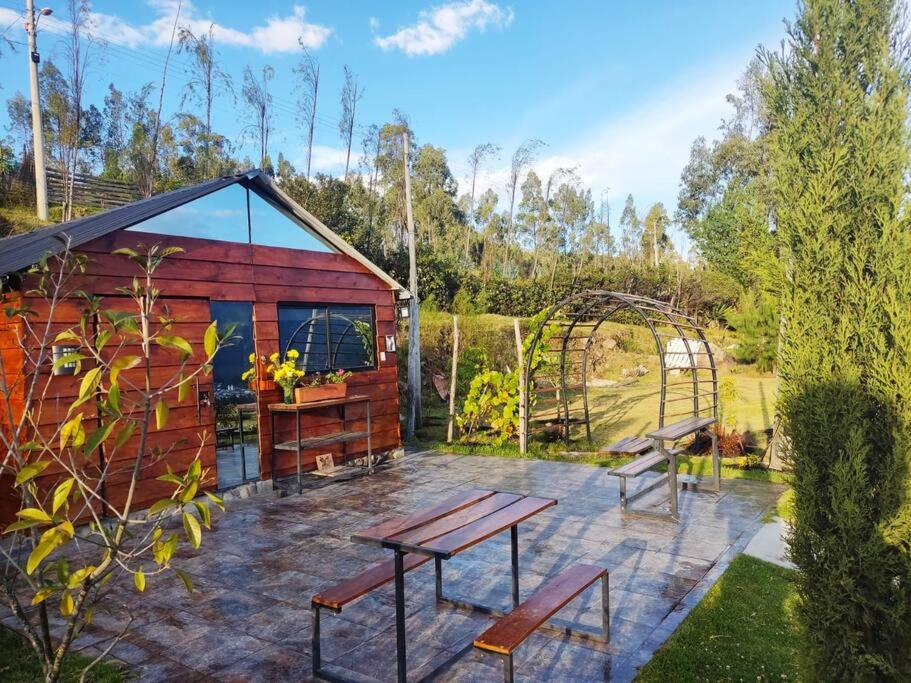 un patio con una mesa de picnic y un parque infantil en WICHI LAGO, en San Pablo