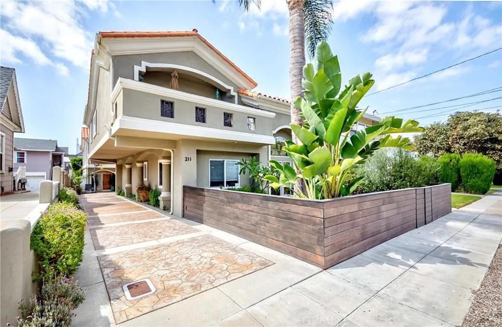 een groot wit huis met een palmboom bij Shared Luxury Beach house in Redondo Beach. Private 2 Bedrooms / Bath in Redondo Beach