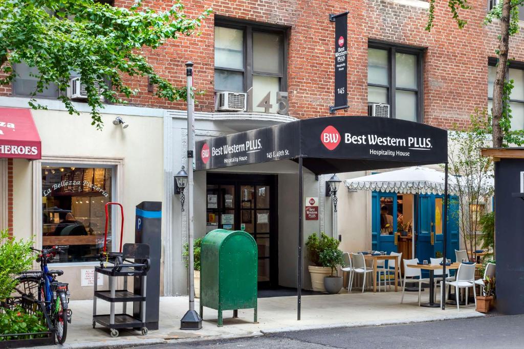 ein bestes westliches Plus-Geschäft an der Seite eines Gebäudes in der Unterkunft Best Western Plus Hospitality House Suites in New York