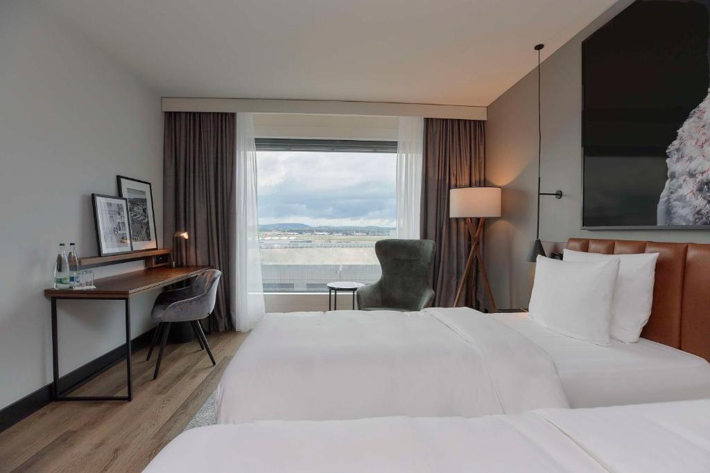 Letto o letti in una camera di Radisson Blu Hotel Zurich Airport