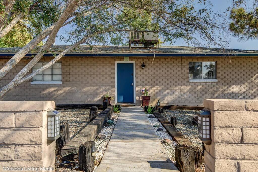 una casa con una puerta azul y un porche en *Msg for 5%off*1Bed1Bath HugeGuesthouse MidtownPHX, en Phoenix