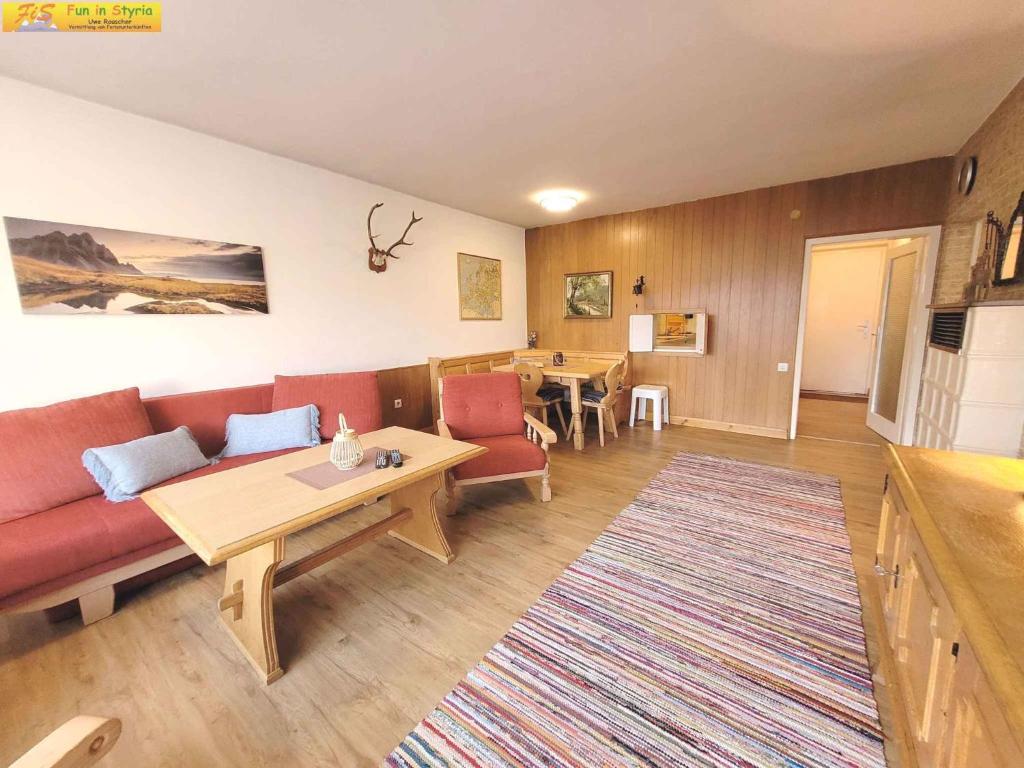 uma sala de estar com um sofá e uma mesa em Holiday home in Bad Mitterndorf - Steiermark 41124 em Bad Mitterndorf