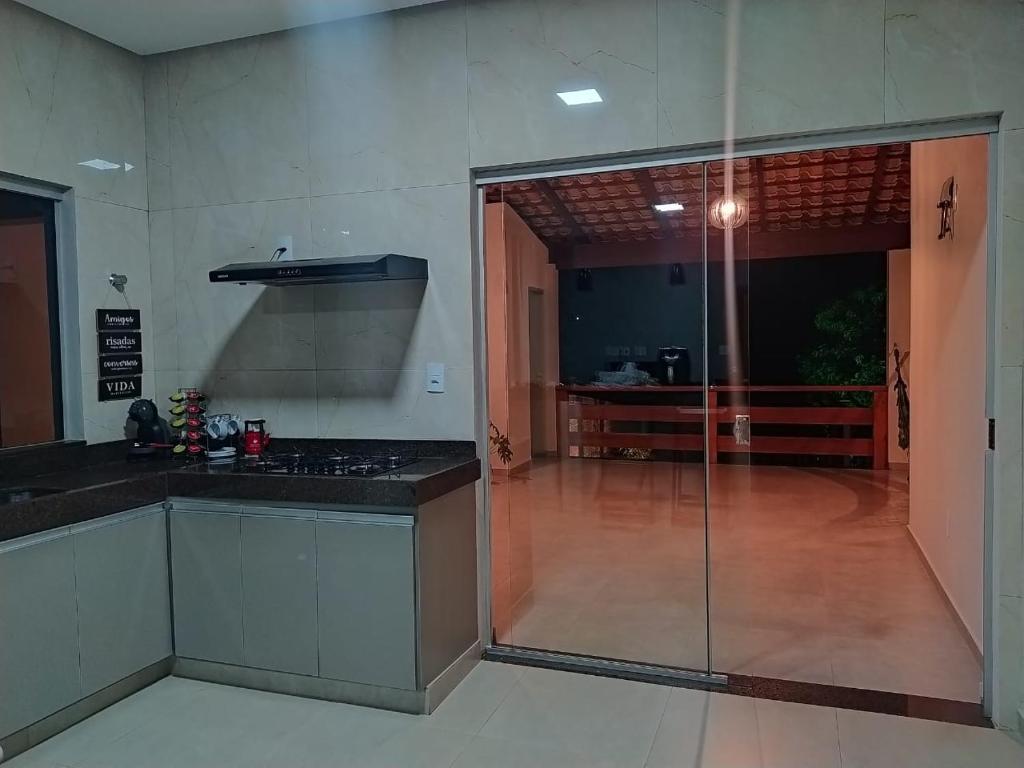 Casa ampla com piscina في بيوي: مطبخ مع باب زجاجي يؤدي إلى فناء