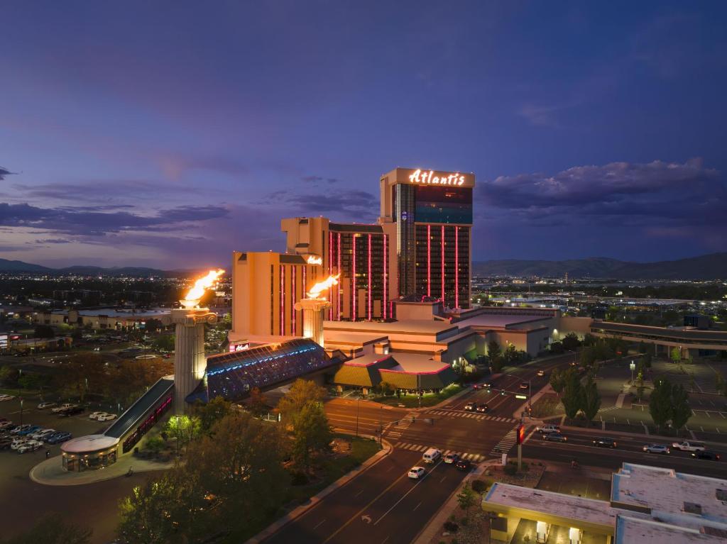 una vista del hotel mgm por la noche en Atlantis Casino Resort Spa en Reno