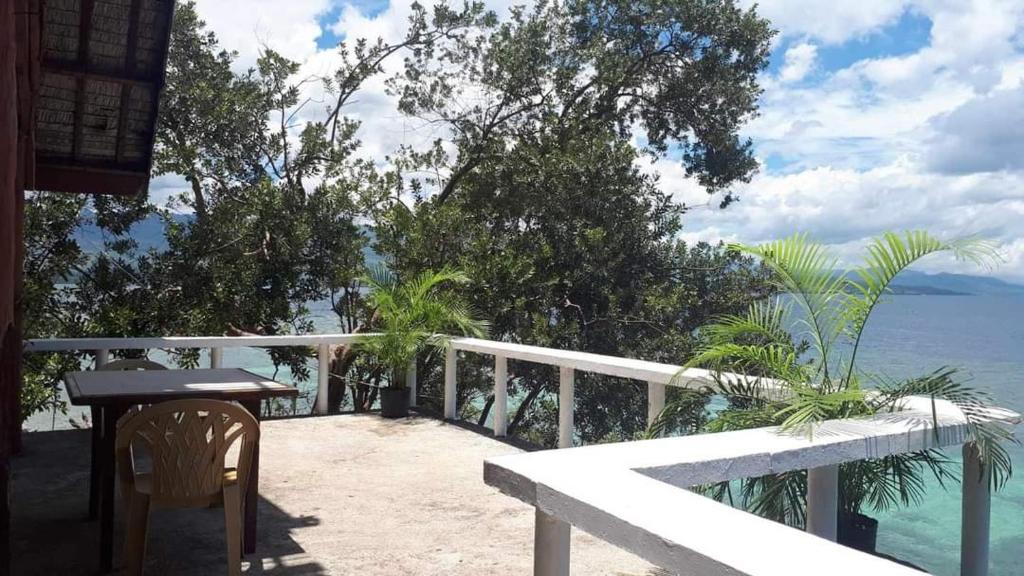 d'un balcon avec une table et une vue sur l'océan. dans l'établissement Bungalow Seaside Duplex, à Tunga
