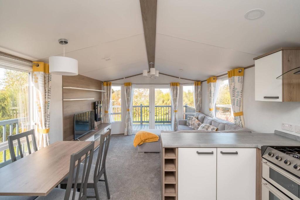 Kuchyň nebo kuchyňský kout v ubytování Lisa Marie-Luxury Caravan-Seton Sands-8 Berth