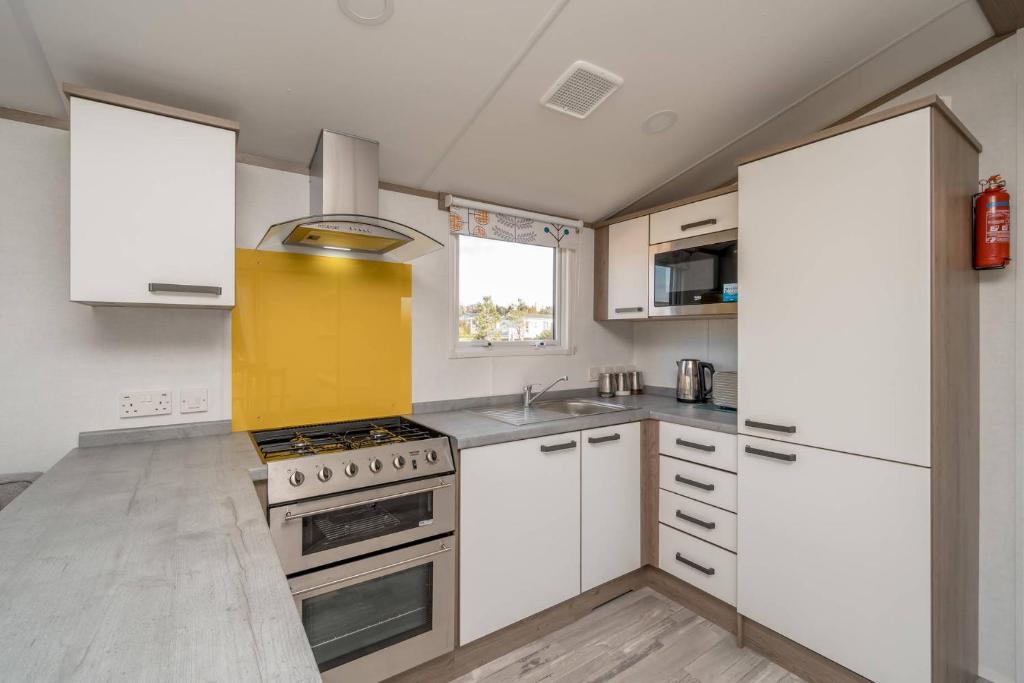 Kuchyň nebo kuchyňský kout v ubytování Lisa Marie-Luxury Caravan-Seton Sands-8 Berth