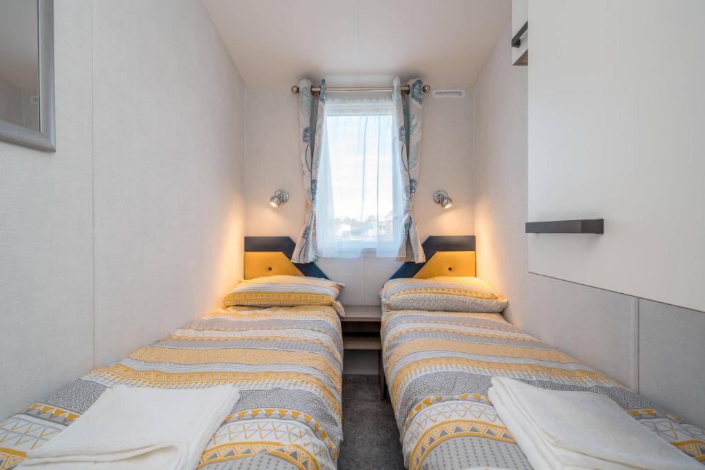 Postel nebo postele na pokoji v ubytování Lisa Marie-Luxury Caravan-Seton Sands-8 Berth