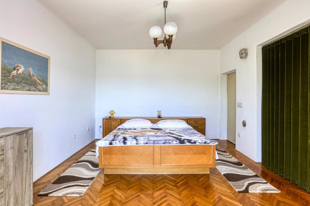 Apartments by the sea Pirovac, Sibenik - 11824 - Three-Bedroom Apartment With Balcony And Sea View