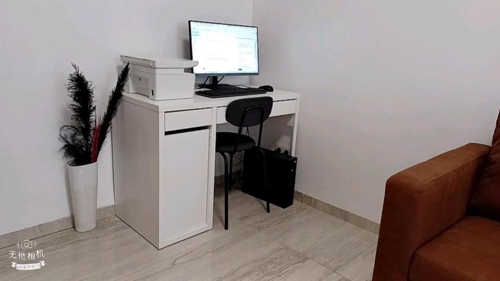 un escritorio blanco con un ordenador encima en FMS Logie, en Amberes