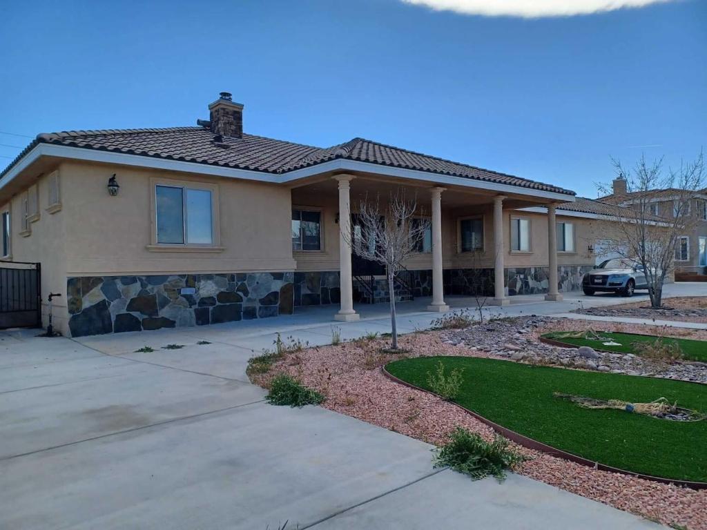 パームデールにあるAchieversの前に風景のある家