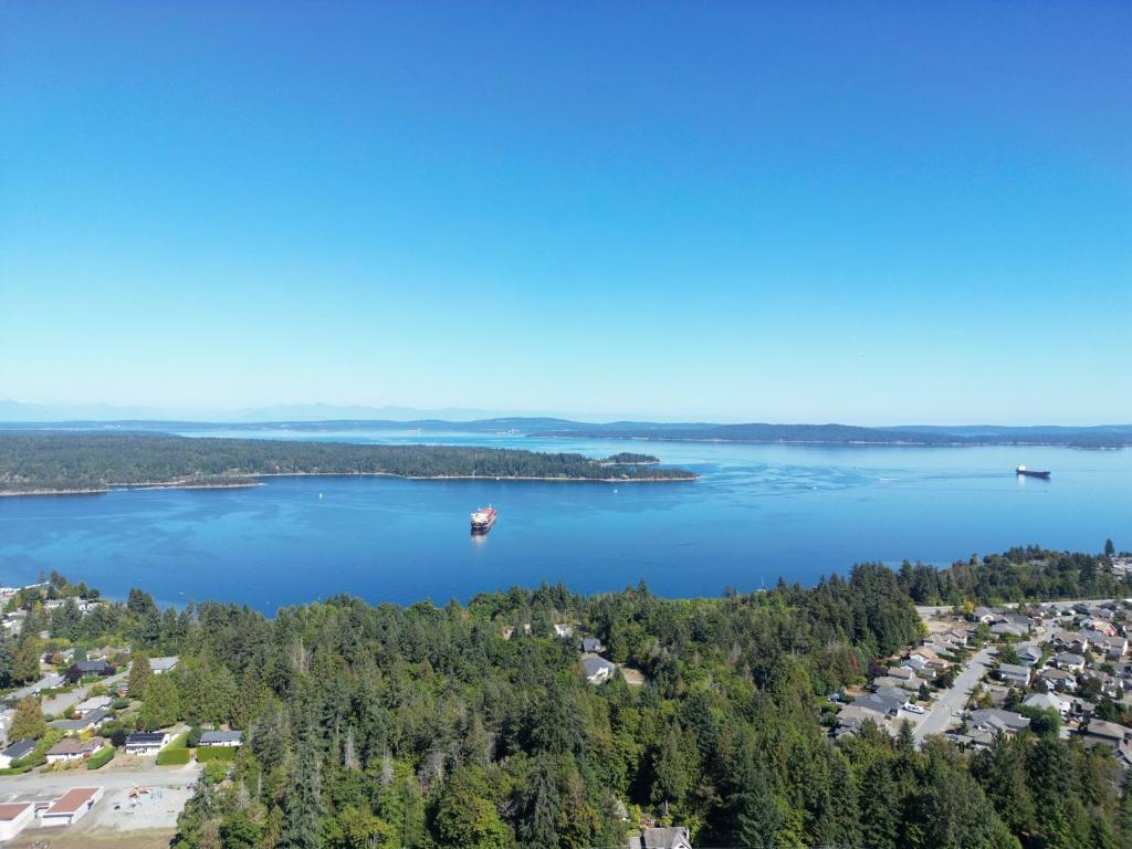 Executive pet friendly lower suite with ocean view – Photos 1