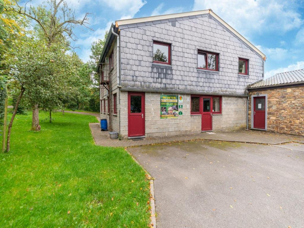 una casa con porte rosse e un cortile verde di Spacious Group Stay in Wanne a Wanne