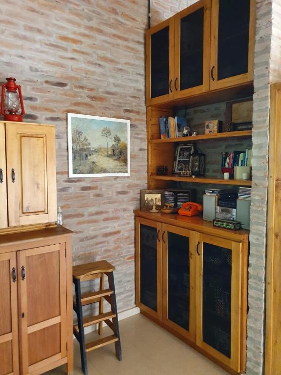 Dormitorio con baño privado, cocina y living compartido con pileta en country