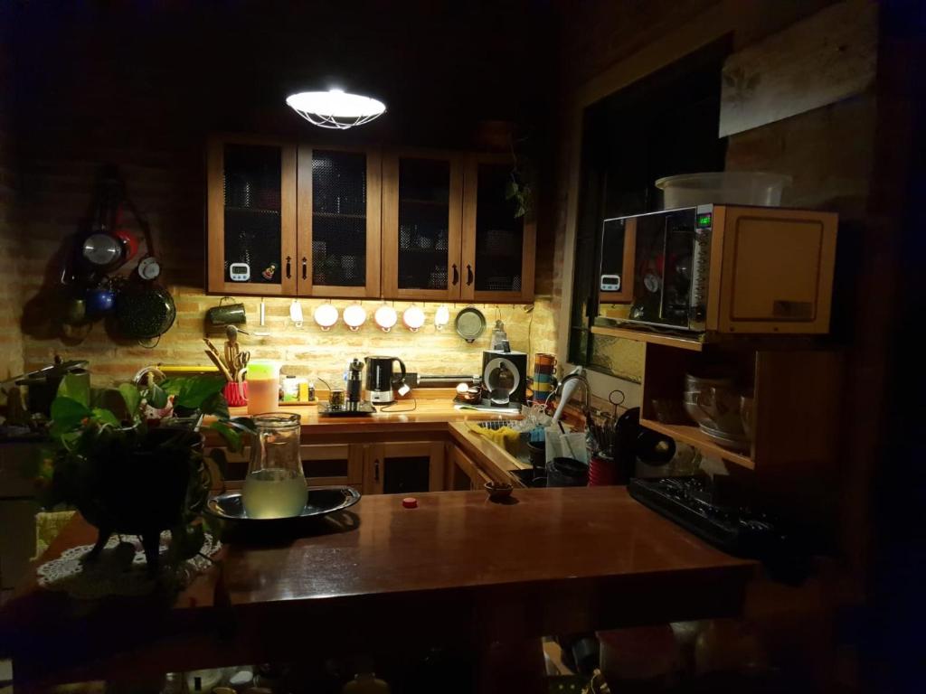 Dormitorio con baño privado, cocina y living compartido con pileta en country