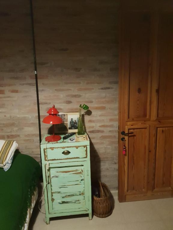 Dormitorio con baño privado, cocina y living compartido con pileta en country
