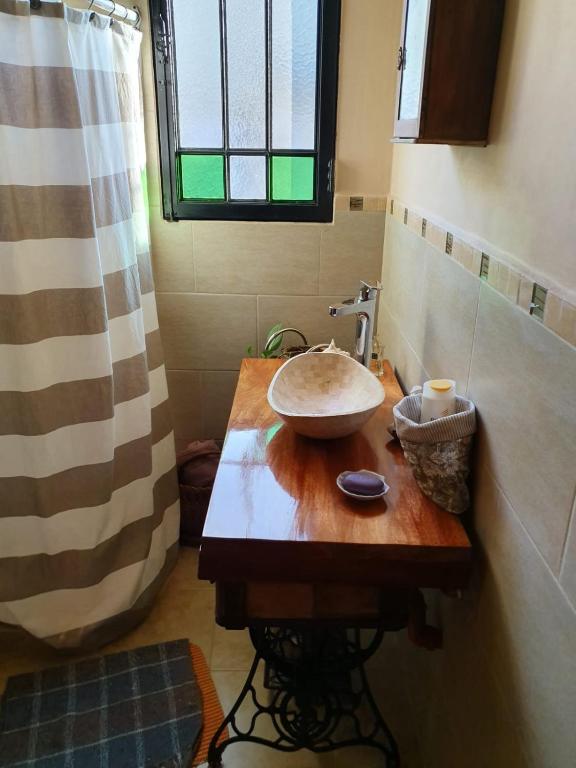 Dormitorio con baño privado, cocina y living compartido con pileta en country