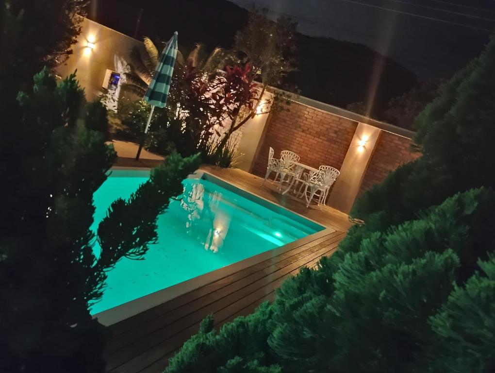 ein Pool im Hinterhof in der Nacht in der Unterkunft casa vô Minga in Penha