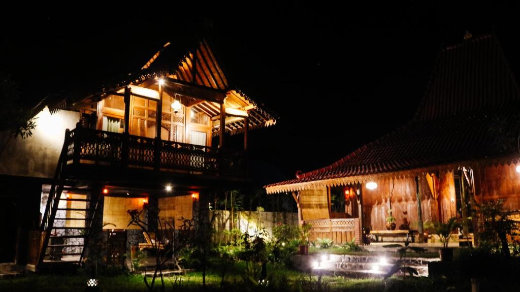 a house at night with lights on it at JavaLO Villa Lombok in Sengkol