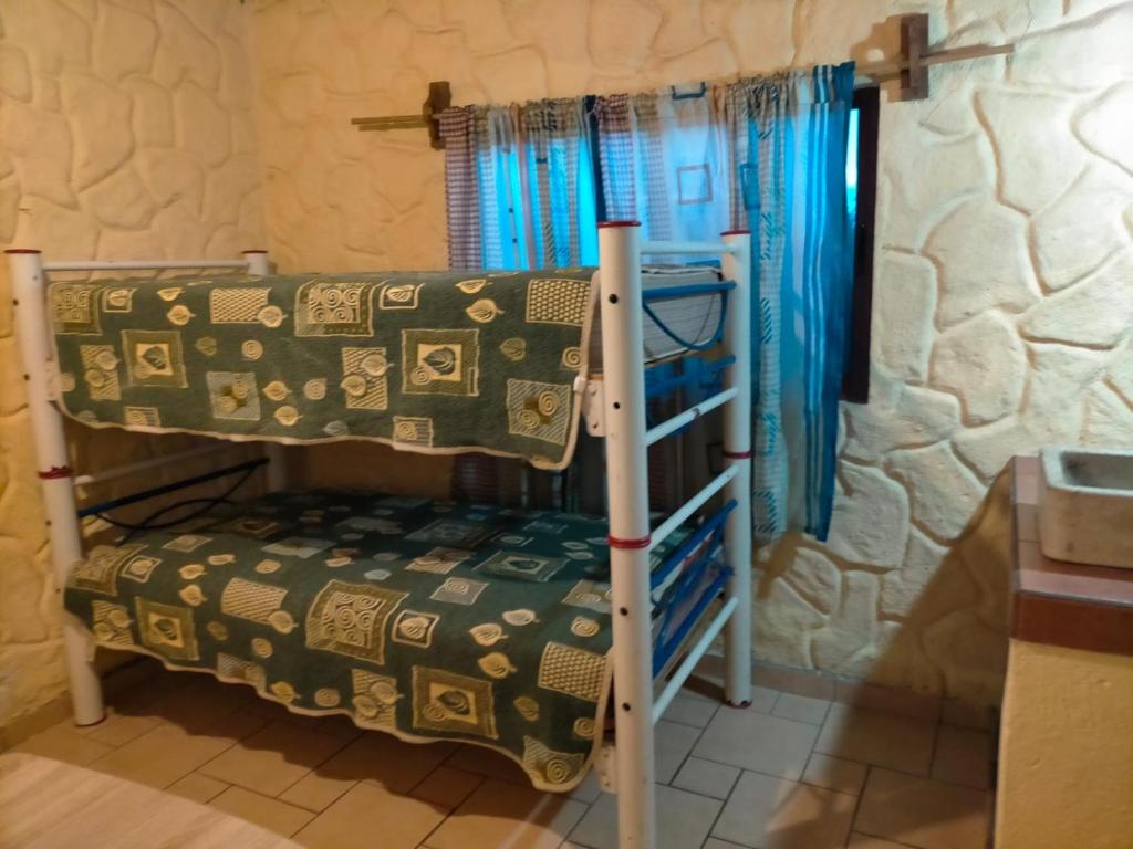 een slaapkamer met 2 stapelbedden in een kamer bij Acogedora Cabaña Apartamento. in Irapuato