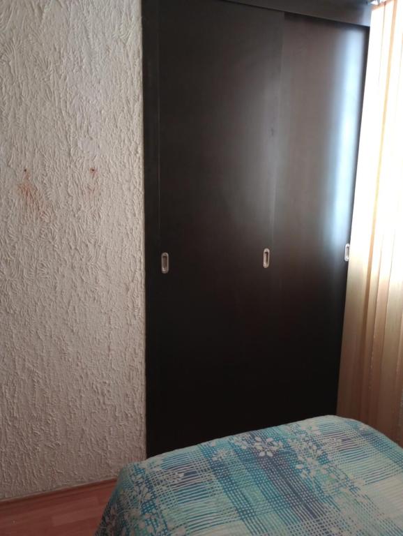 - une chambre avec une porte noire et un lit dans l'établissement siberia 166 departamento 211, à Mexico