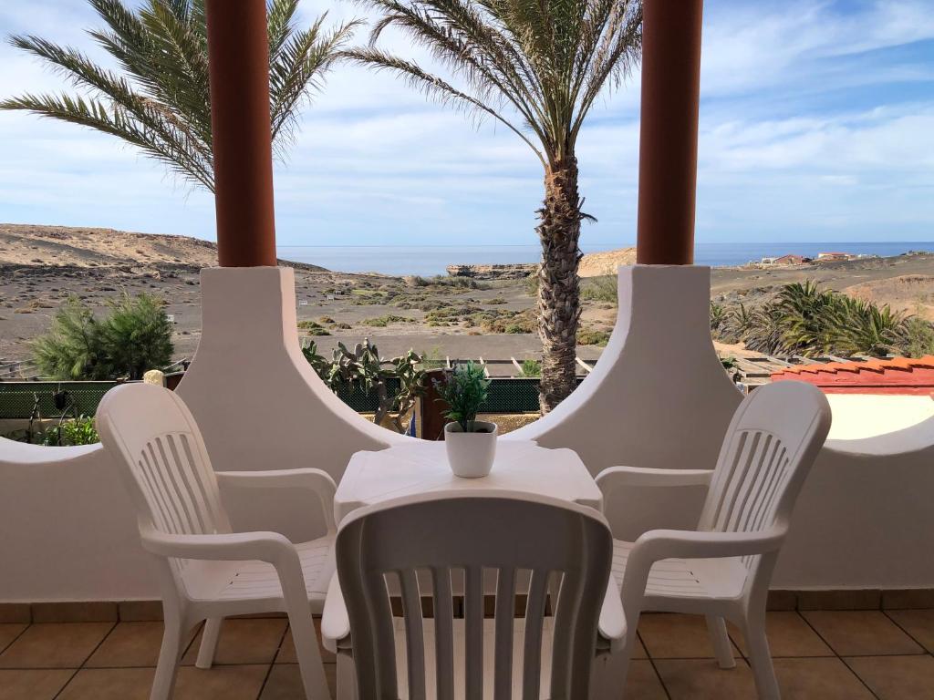 a table and chairs with a view of the desert at Casa Xuami in La Pared