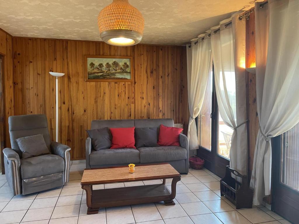 uma sala de estar com um sofá e uma mesa de centro em Gîte Avermes, 3 pièces, 4 personnes - FR-1-489-428 em Avermes