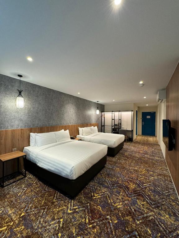 Postel nebo postele na pokoji v ubytování Le'genda Hotel