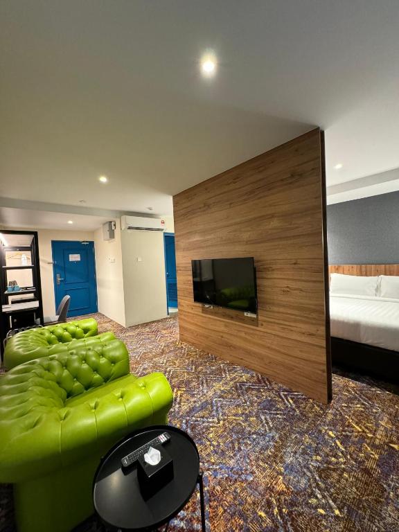 TV a/nebo společenská místnost v ubytování Le'genda Hotel
