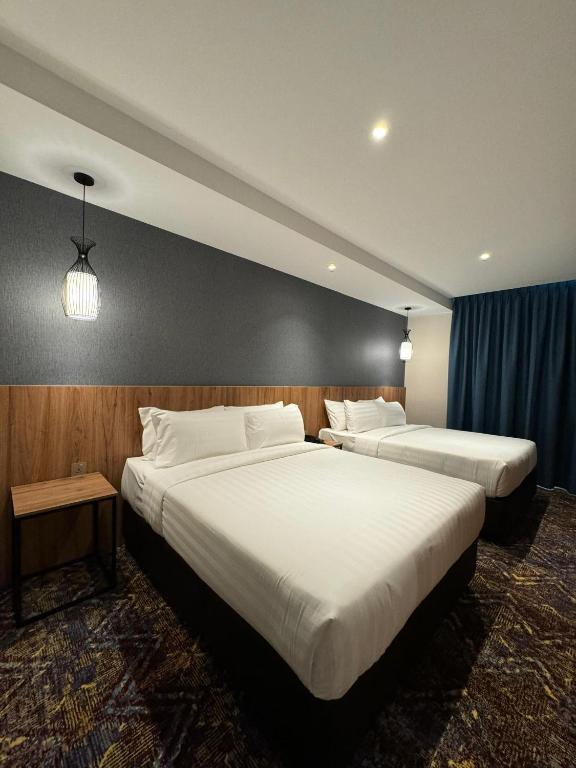 Postel nebo postele na pokoji v ubytování Le'genda Hotel