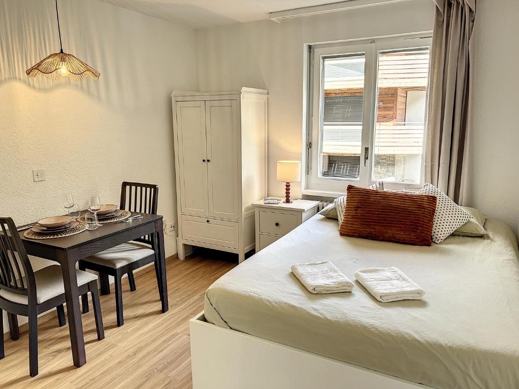 Postel nebo postele na pokoji v ubytování Central Zermatt Hideaway