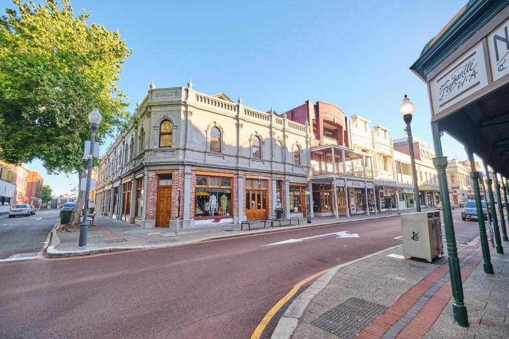 RIALTO SUITES Fremantle في فريمانتل: شارع المدينة مع مبنى على جانب الطريق