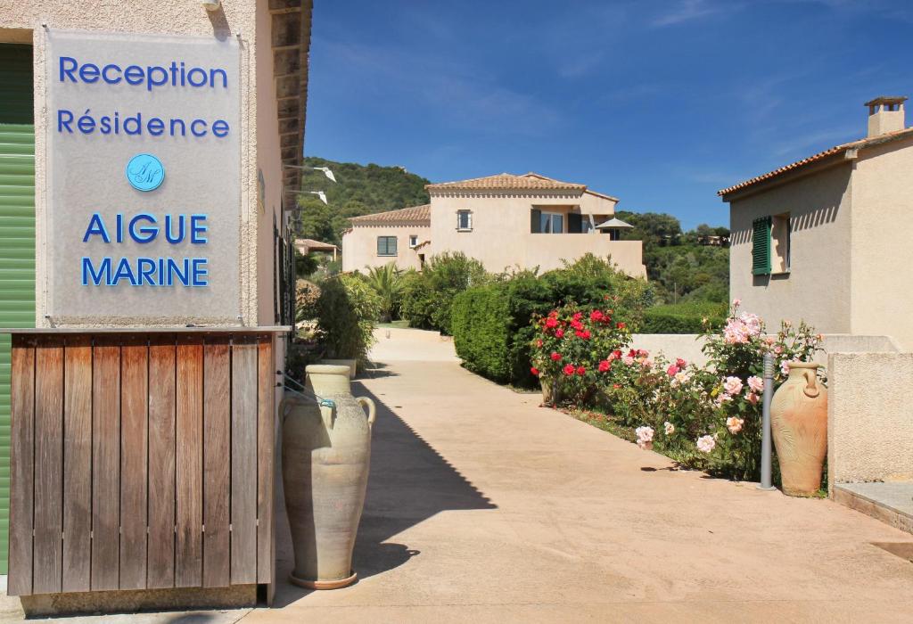a sign that reads reception residence adjective marmite next to a sidewalk at Résidence Aigue Marine in Coti-Chiavari
