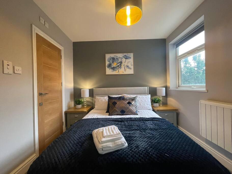 een slaapkamer met een groot bed en een raam bij 3- Lovely 1 Bed Apartment extra sofa bed-West Midlands 