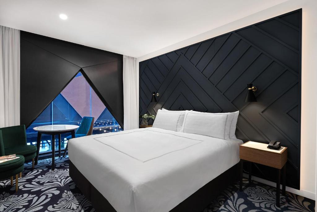 Postel nebo postele na pokoji v ubytování West Hotel Sydney, Curio Collection by Hilton