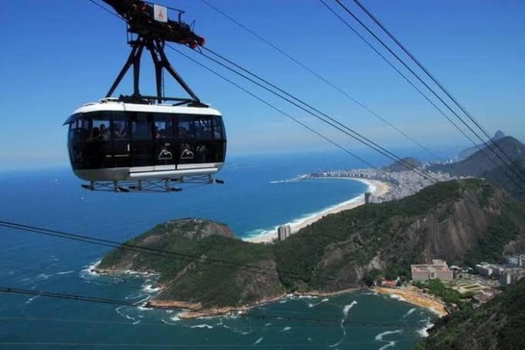 een kabelbaan die over de oceaan vliegt bij Mini estúdio Pão de Açúcar in Rio de Janeiro
