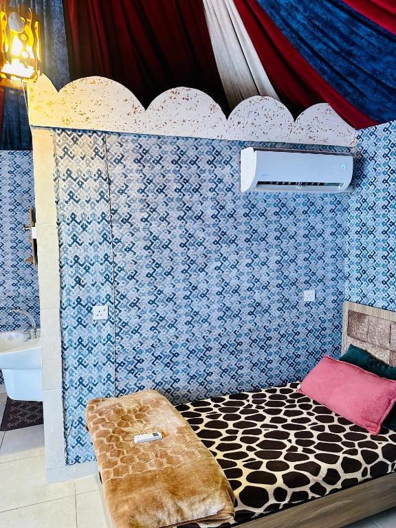 Postel nebo postele na pokoji v ubytování Shakria Bedouin Life Camp