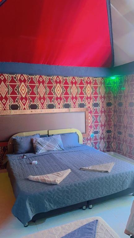 Postel nebo postele na pokoji v ubytování Shakria Bedouin Life Camp