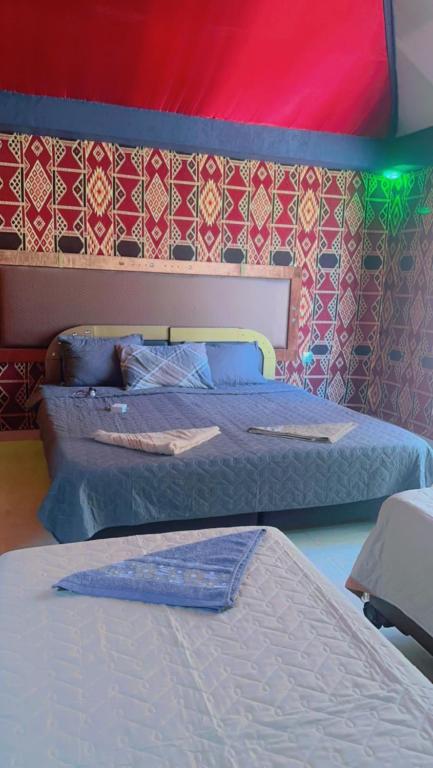 Postel nebo postele na pokoji v ubytování Shakria Bedouin Life Camp