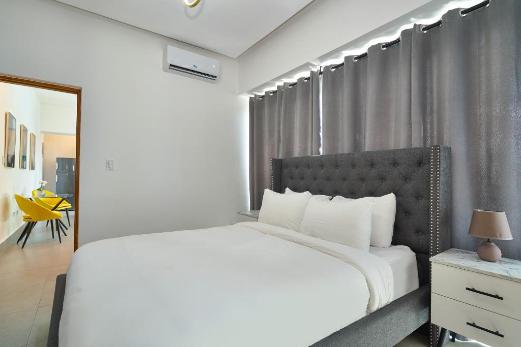 Postel nebo postele na pokoji v ubytování Central Suites Tower