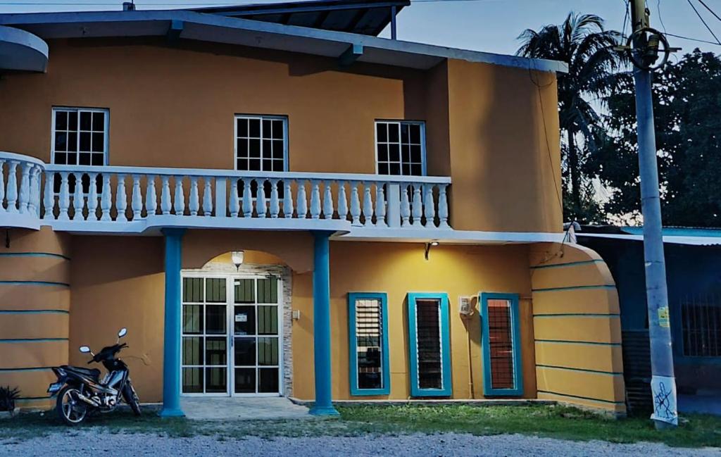 een motorfiets geparkeerd voor een huis bij Hotel y Restaurante Casa Jardines in San Benito