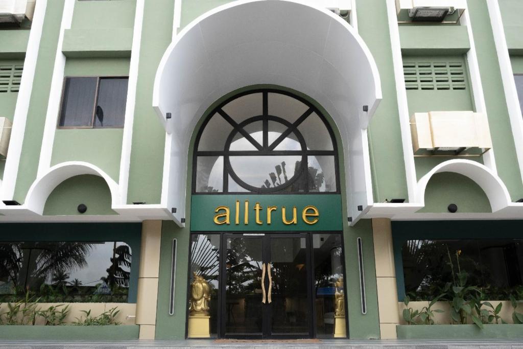 タンジュン・ピナンにあるAlltrue Hotel Bintan - Tanjungpinangの表面に魅力的な看板が目印の建物